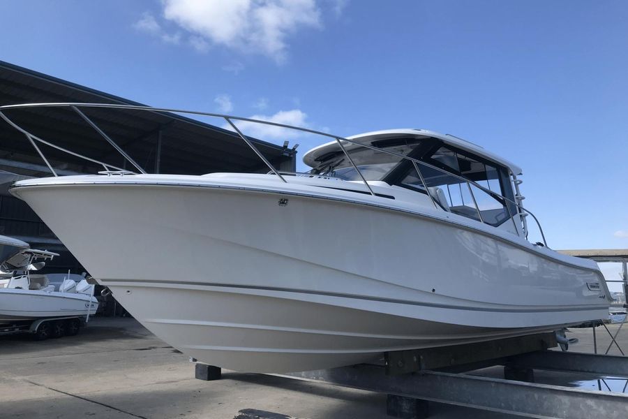 2021 Boston Whaler 325 Conquest