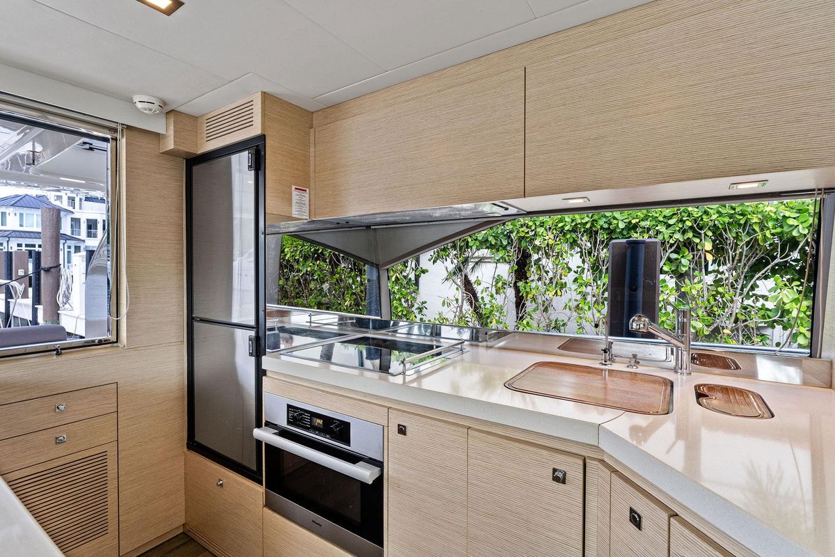 2015 Ferretti Yachts 69 