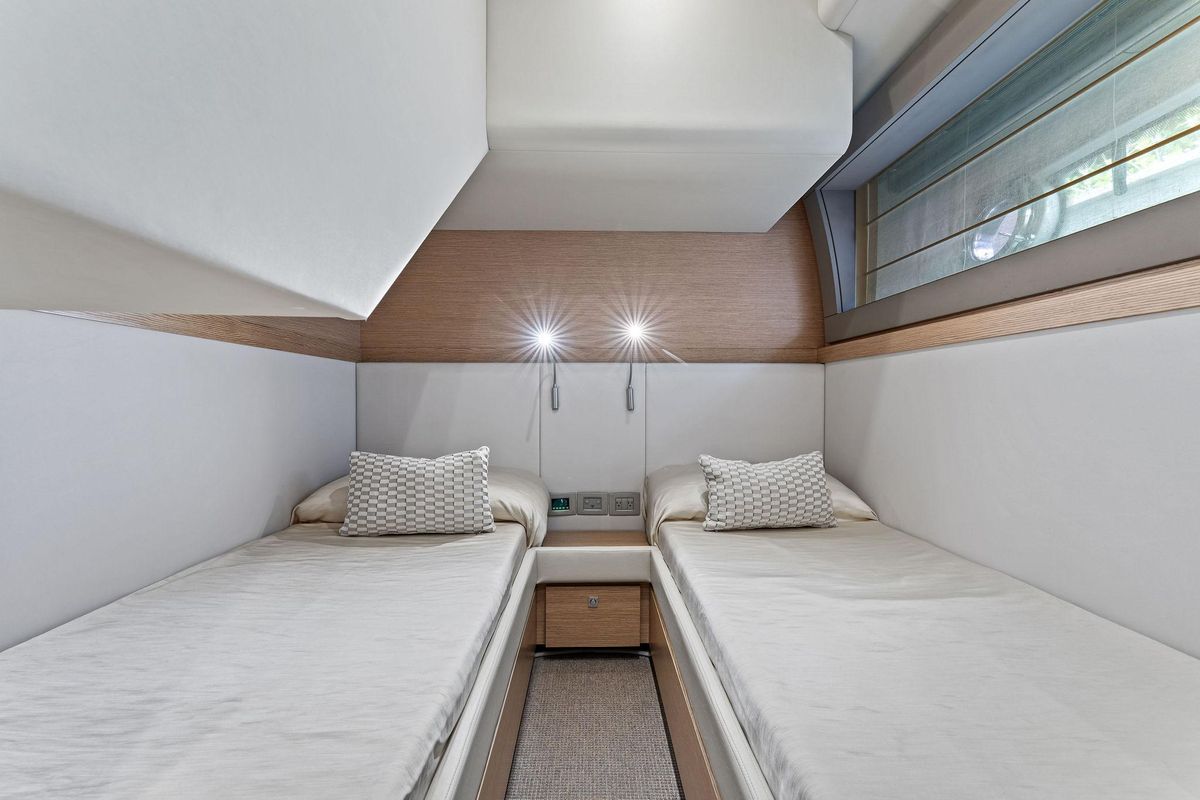 2015 Ferretti Yachts 69 