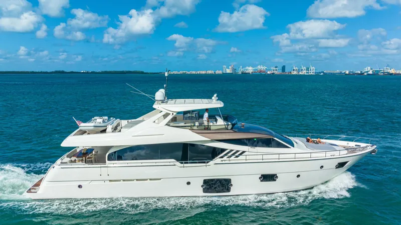 Hoya Saxa Yacht Photos Pics 