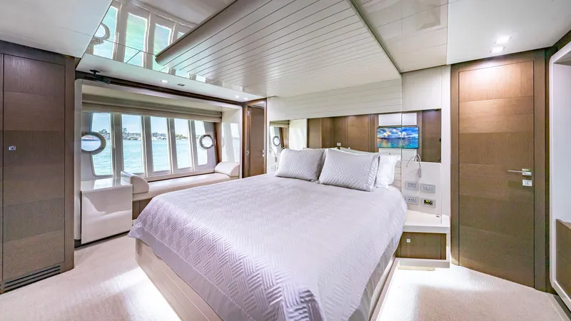 Hoya Saxa Yacht Photos Pics 