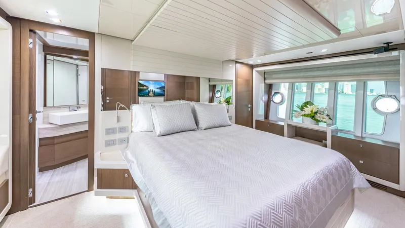 Hoya Saxa Yacht Photos Pics 