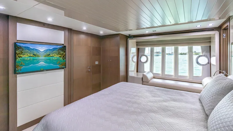 Hoya Saxa Yacht Photos Pics 