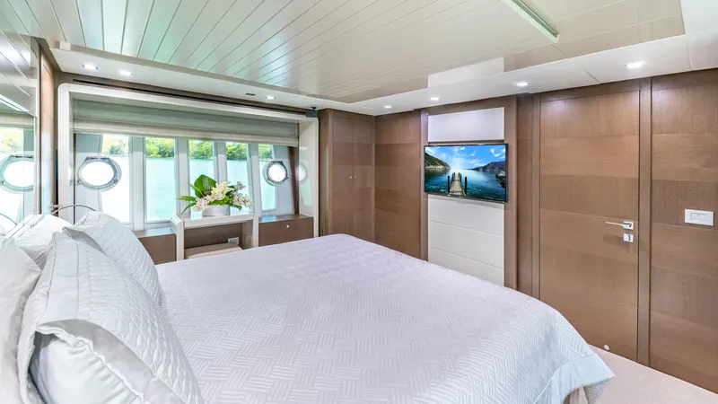 Hoya Saxa Yacht Photos Pics 