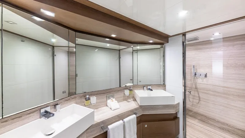 Hoya Saxa Yacht Photos Pics 