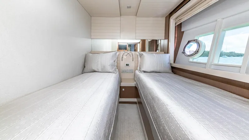 Hoya Saxa Yacht Photos Pics 