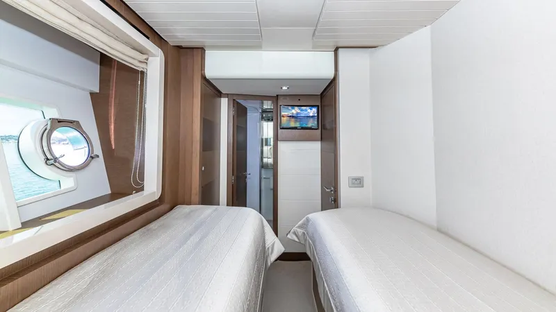 Hoya Saxa Yacht Photos Pics 