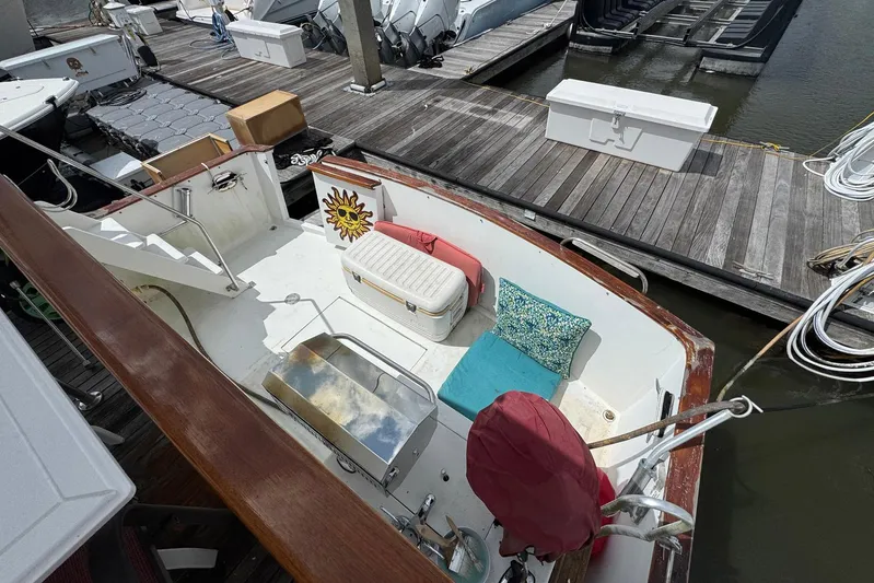 The Smithsunian Yacht Photos Pics 1989 DeFever 49 CPMY yacht deck with seating, docked at marina.