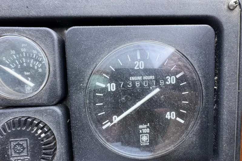 The Smithsunian Yacht Photos Pics Engine hour meter of 1989 DeFever 49 CPMY showing 7380.19 hours.