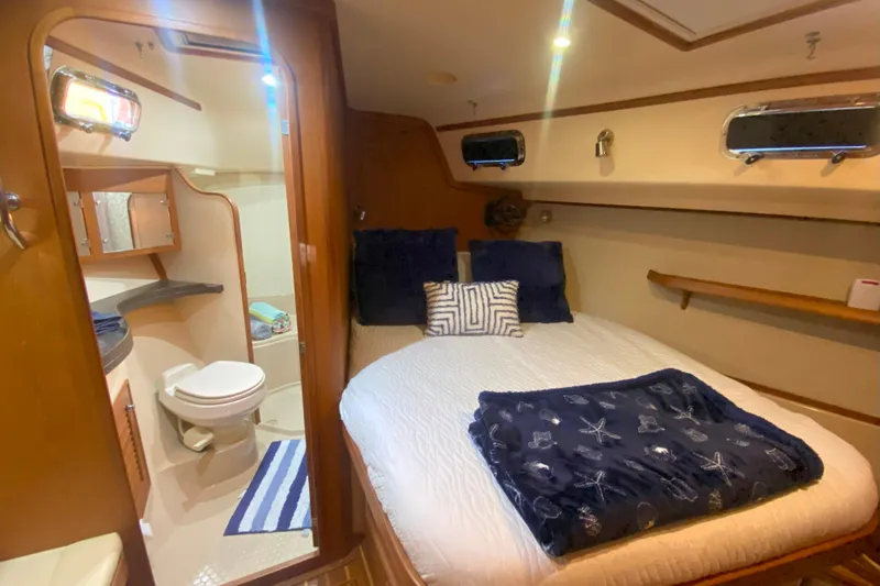 Second Wind Yacht Photos Pics Luxurious 2006 Island Packet 440 yacht cabin with cozy bed and private bathroom.