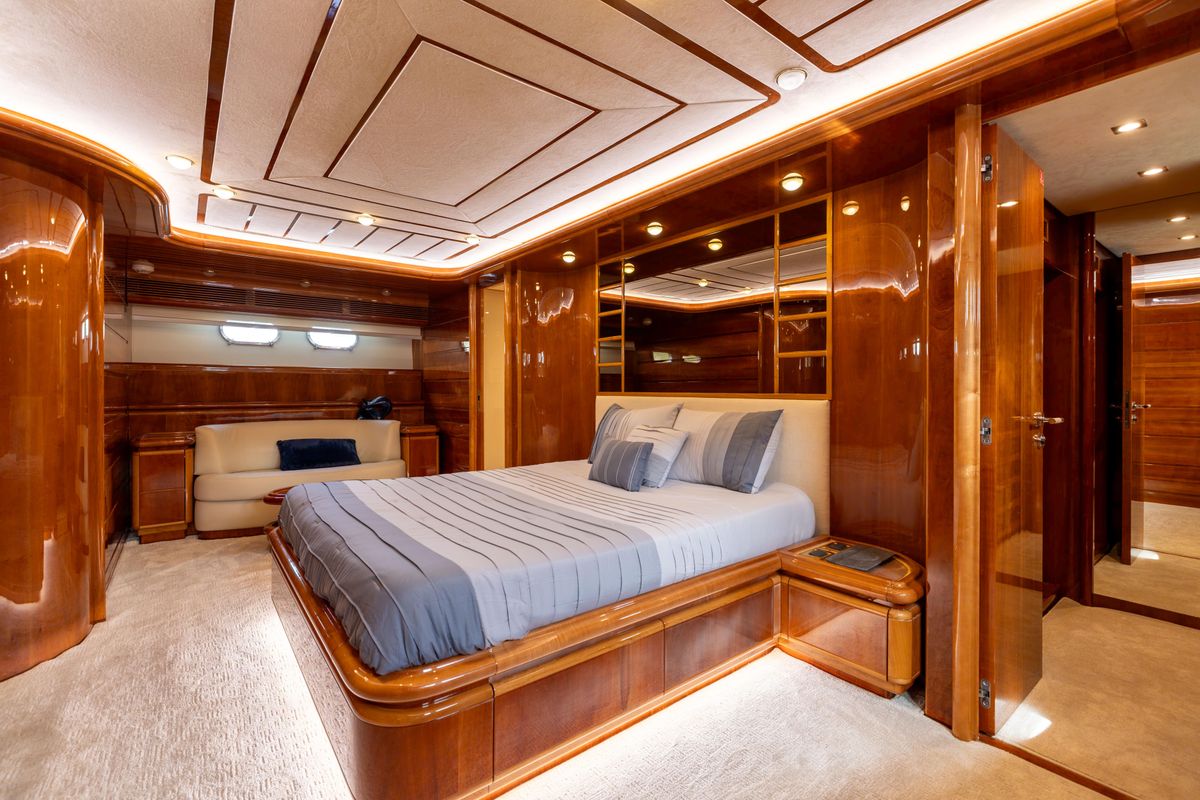 2001 Ferretti Yachts 94 
