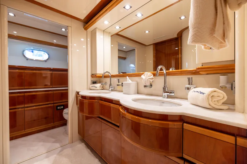 Dreamchaser Yacht Photos Pics Ferretti 94 Dreamchaser - Interior Stateroom Head
