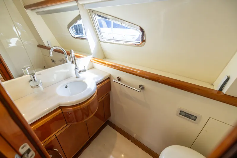 Dreamchaser Yacht Photos Pics Ferretti 94 Dreamchaser - Interior Stateroom Head