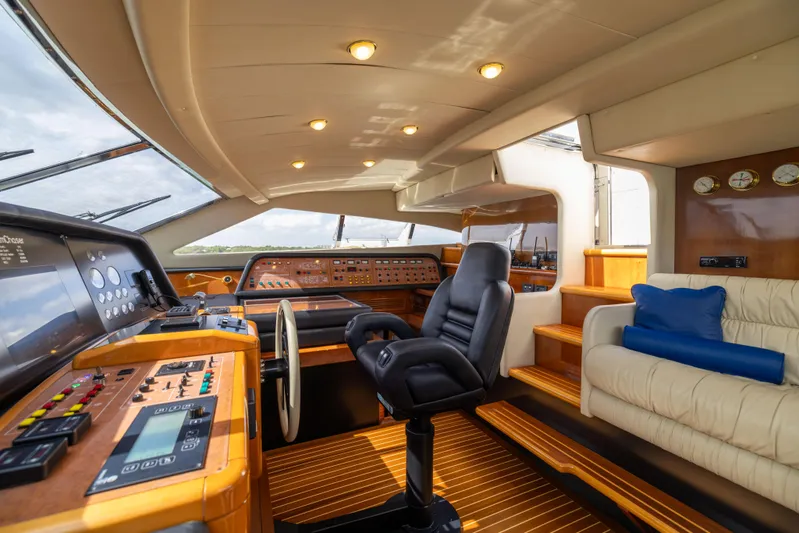 Dreamchaser Yacht Photos Pics Ferretti 94 Dreamchaser - Interior Helm