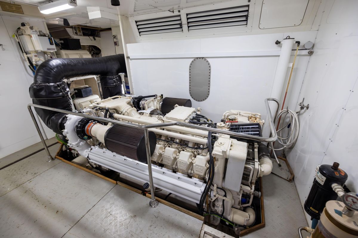 2001 Ferretti Yachts 94 