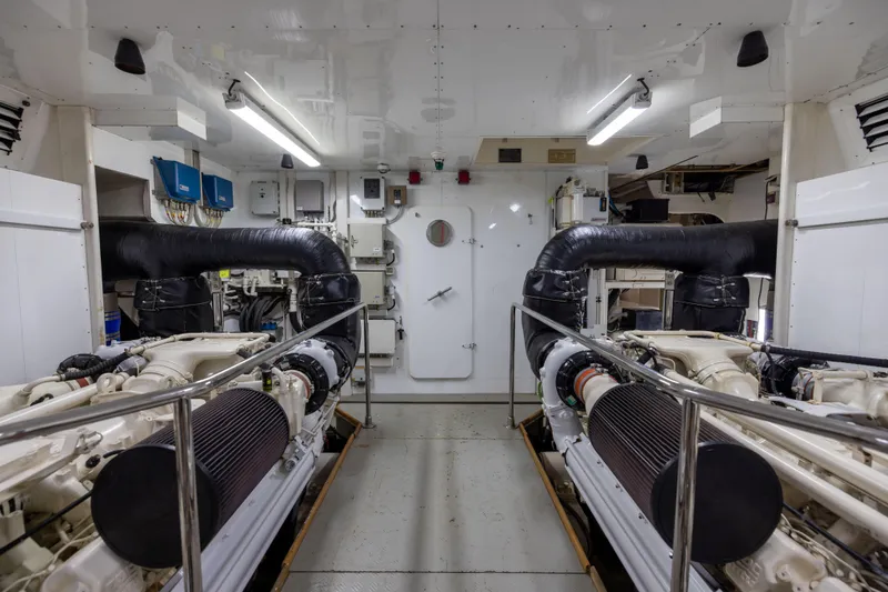 Dreamchaser Yacht Photos Pics Ferretti 94 Dreamchaser - Engine Room