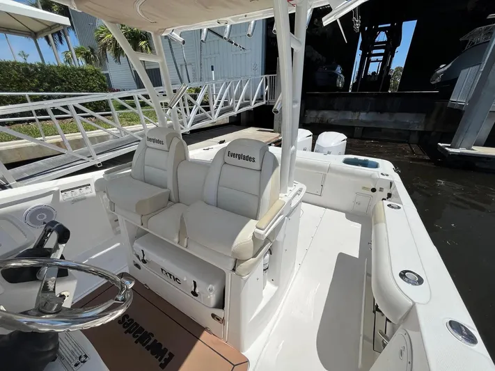  Yacht Photos Pics 2016-EVERGLADES-325-CC