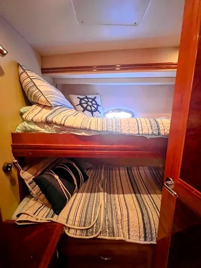 Roweboat Yacht Photos Pics 2006 Carver Voyager Sky Lounge cabin with cozy bunk beds and nautical-themed decor.