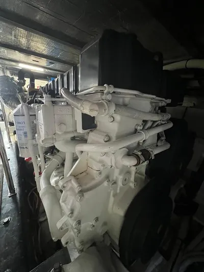 Roweboat Yacht Photos Pics Engine of a 2006 Carver Voyager, showcasing intricate mechanical components.