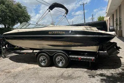 Glastron GX 235