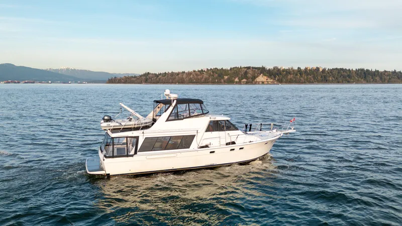 Seaclusion Yacht Photos Pics 1998 Bayliner 4788 Pilot House Motoryacht cruising on open water.