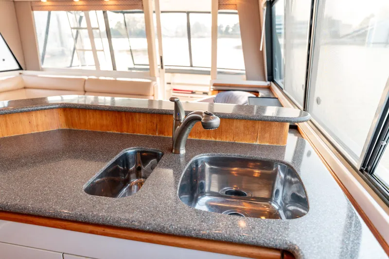 Seaclusion Yacht Photos Pics Luxurious kitchen sink area in 1998 Bayliner 4788 Pilot House Motoryacht.