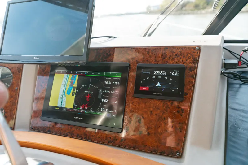 Seaclusion Yacht Photos Pics Navigation system on 1998 Bayliner 4788 Pilot House Motoryacht dashboard.