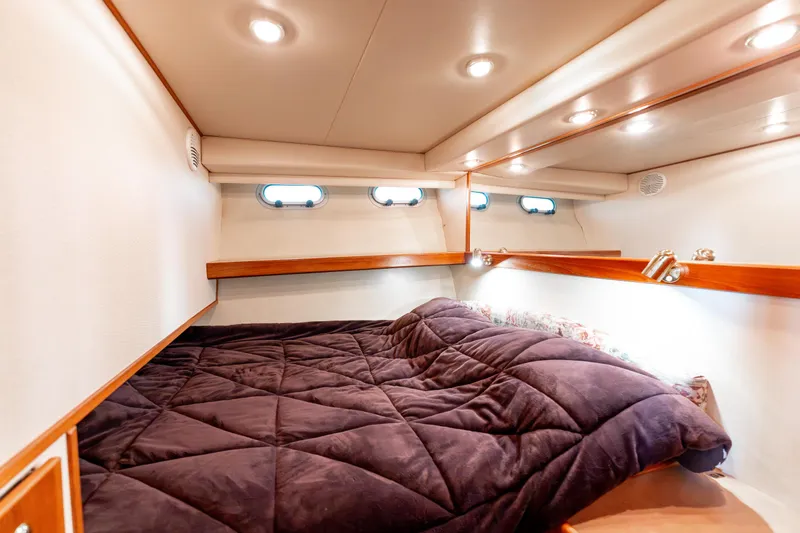 Seaclusion Yacht Photos Pics Luxurious cabin interior of 1998 Bayliner 4788 Pilot House Motoryacht with cozy bedding.