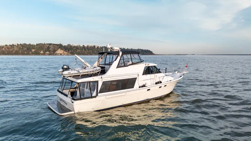 Seaclusion Yacht Photos Pics 1998 Bayliner 4788 Pilot House Motoryacht cruising on open water.