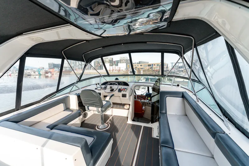 Seaclusion Yacht Photos Pics 1998 Bayliner 4788 Pilot House Motoryacht interior with helm, seating, and panoramic windows.