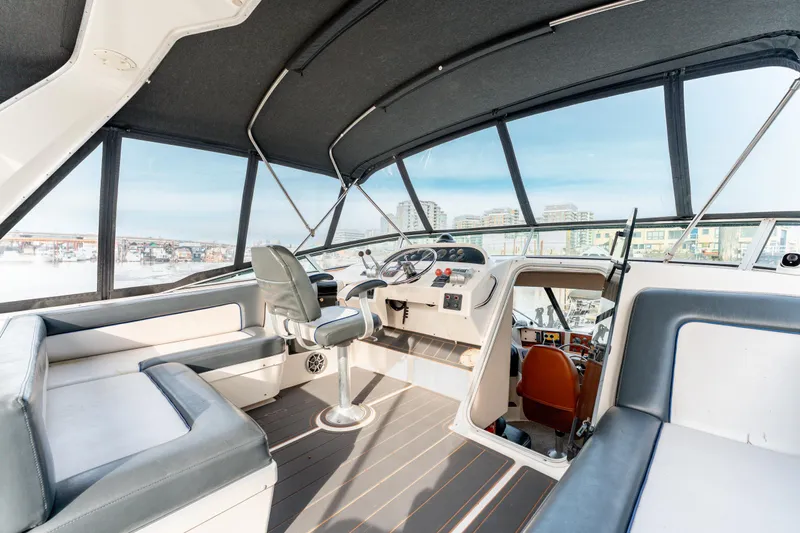Seaclusion Yacht Photos Pics 1998 Bayliner 4788 Pilot House Motoryacht interior with helm, seating, and panoramic windows.