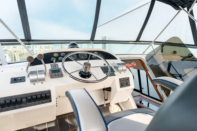 Seaclusion Yacht Photos Pics 1998 Bayliner 4788 Pilot House Motoryacht helm with steering wheel and controls.