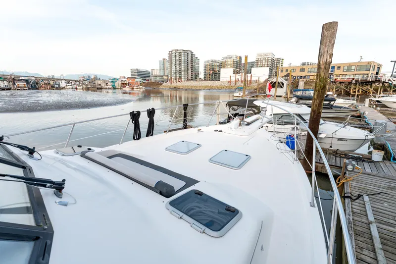 Seaclusion Yacht Photos Pics 1998 Bayliner 4788 Pilot House Motoryacht docked in urban marina with cityscape background.