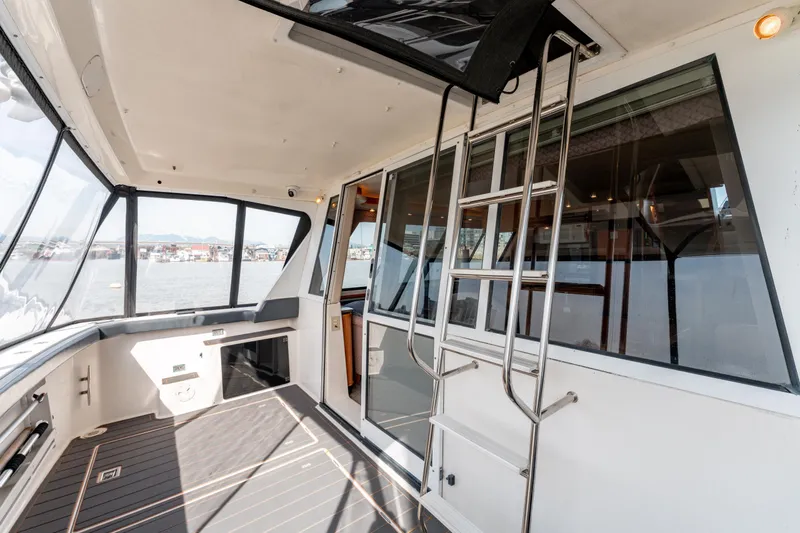 Seaclusion Yacht Photos Pics 1998 Bayliner 4788 Pilot House Motoryacht interior with ladder and panoramic windows.