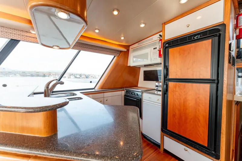 Seaclusion Yacht Photos Pics Luxurious kitchen interior of 1998 Bayliner 4788 Pilot House Motoryacht with modern appliances.