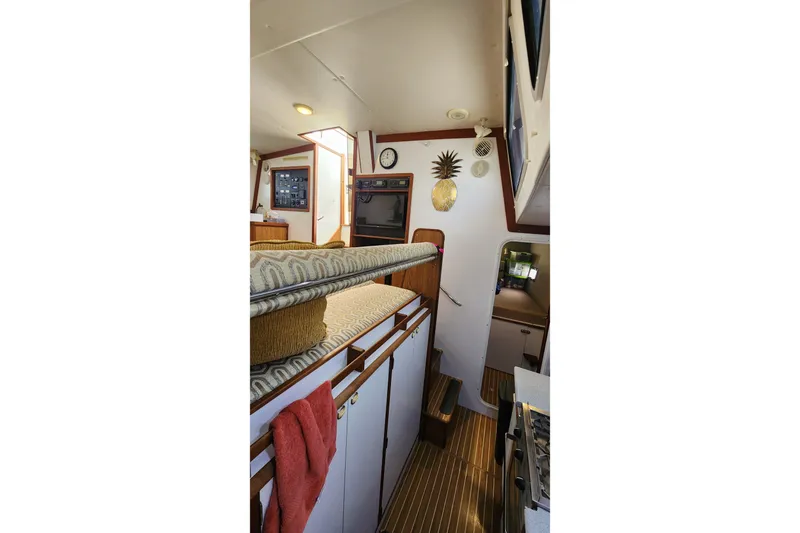 Tahawus Yacht Photos Pics Interior of 2005 Endeavour 44 TrawlerCat with cozy seating and nautical decor.