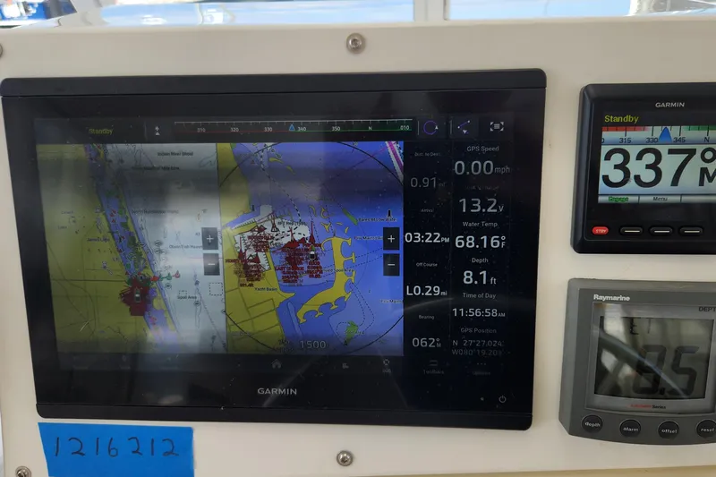 Tahawus Yacht Photos Pics Navigation display on a 2005 Endeavour 44 TrawlerCat showing maps and instrument readings.