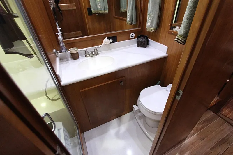 No Name Yacht Photos Pics 2006 Navigator 5400 yacht guest bathroom