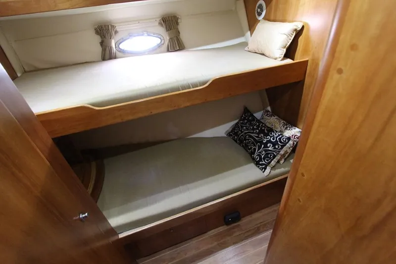 No Name Yacht Photos Pics 2006 Navigator 5400 yacht guest stateroom with bunk beds