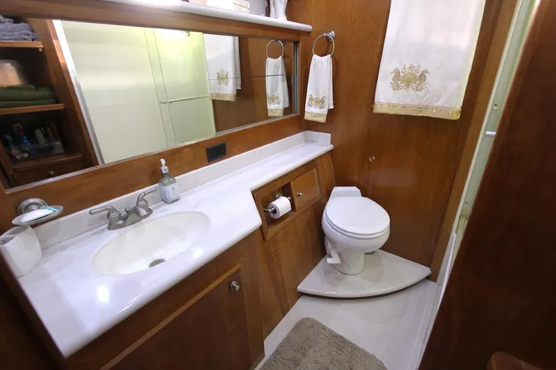 No Name Yacht Photos Pics 2006 Navigator 5400 yacht master bath