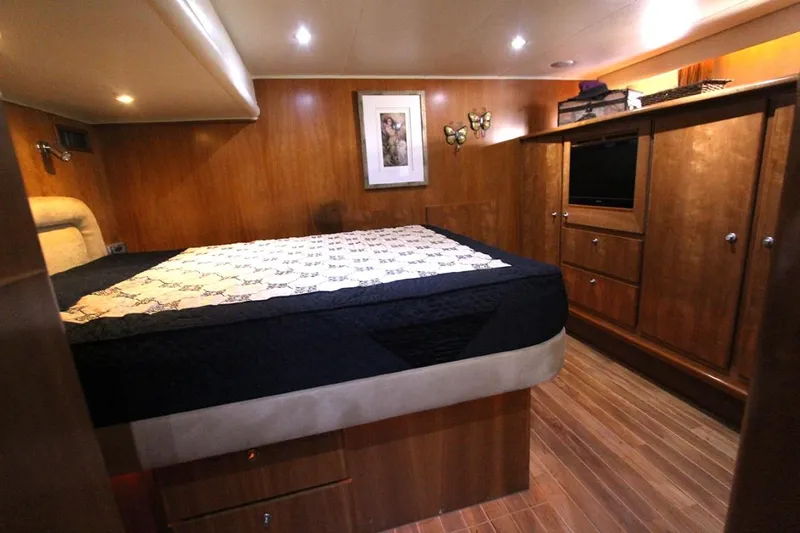 No Name Yacht Photos Pics 2006 Navigator 5400 yacht master stateroom