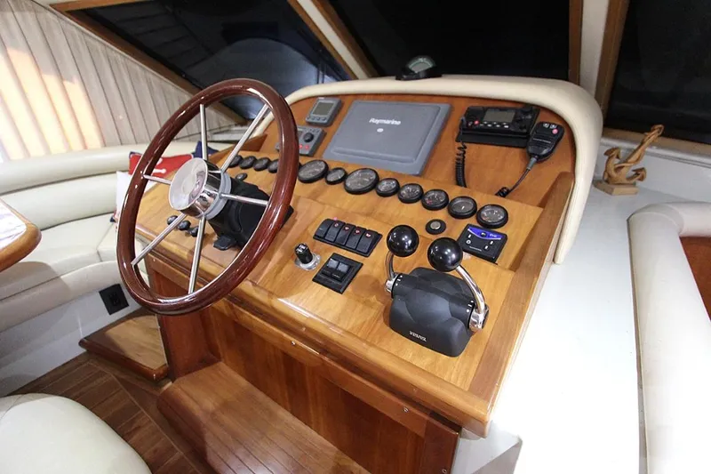 No Name Yacht Photos Pics 2006 Navigator 5400 yacht helm