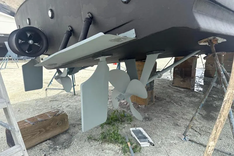 No Name Yacht Photos Pics Bottom view of a 2006 Navigator 5400 yacht showing propellers and rudders.