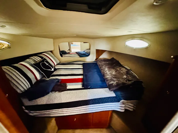 Precious Time Yacht Photos Pics 1998 Silverton 392 Motor Yacht cabin with cozy bed and nautical-themed decor.