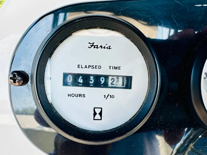 Precious Time Yacht Photos Pics Hour meter showing 439.2 hours on a 1998 Silverton 392 Motor Yacht.