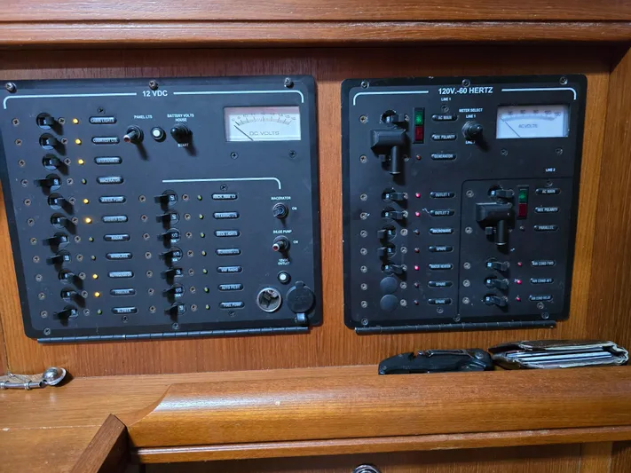 Scuba Duo Yacht Photos Pics Control panels on a 2004 Hunter 41 AC boat, featuring 12VDC and 120V-60 Hertz systems.