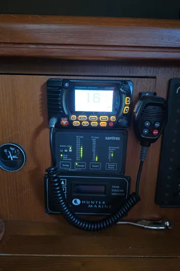 Scuba Duo Yacht Photos Pics Hunter 41 AC 2004 marine radio and control panel with microphone and display.
