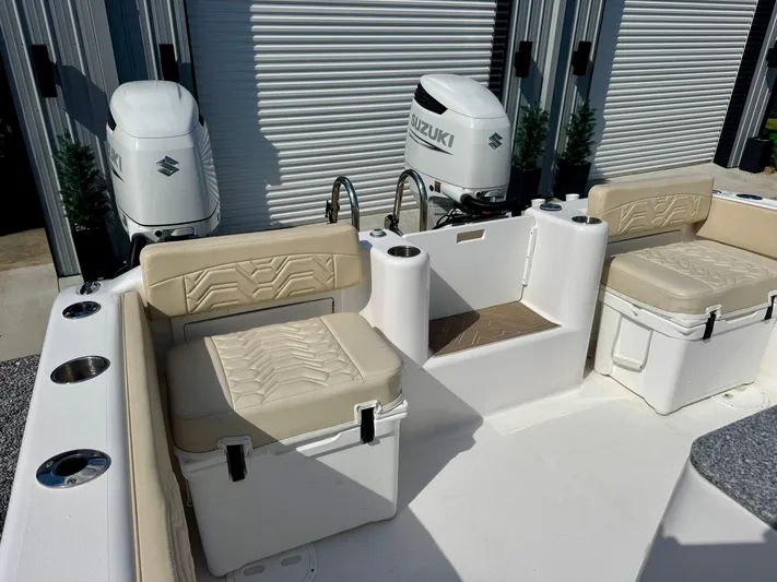  Yacht Photos Pics 2023 Twin Vee 280 GFX CC boat interior with Suzuki outboard engines.