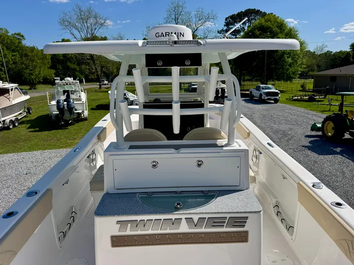  Yacht Photos Pics 2023 Twin Vee 280 GFX CC boat with Garmin equipment, parked outdoors.