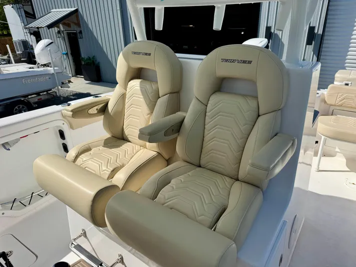  Yacht Photos Pics 2023 Twin Vee 280 GFX CC boat with luxurious beige captain seats.